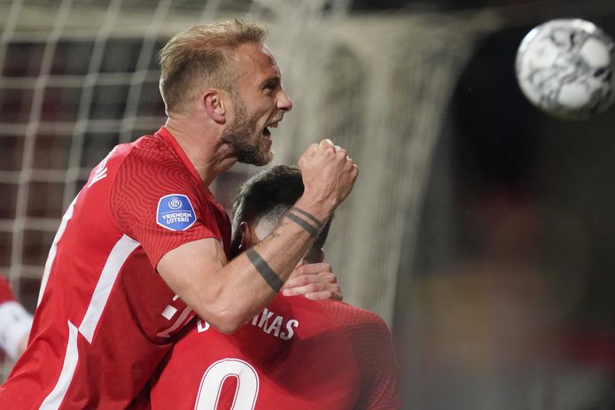 Mike van der Hoorn viert de treffer.
