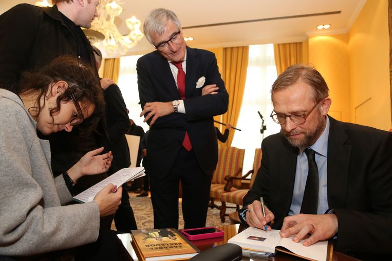 Ook Vlaams minister-president Geert Bourgeois krijgt een gehandtekend exemplaar van 'Het jaar van de ezelsoor'. Beeld BELGA