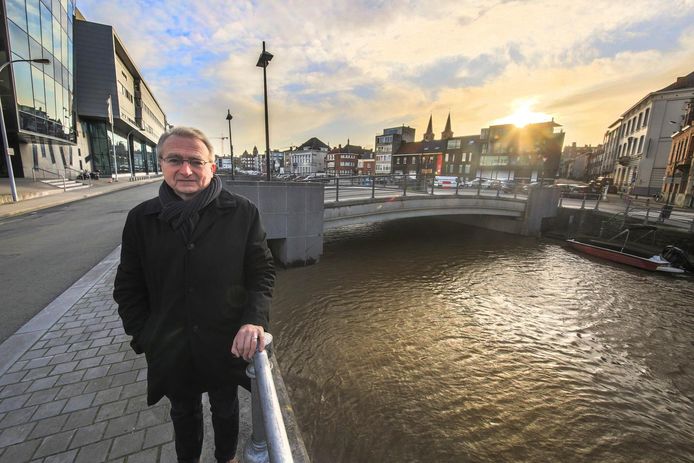 Gemeenteraadslid Marc Lemaitre vraagt om de brug te laten verhogen, zodat plezierbootjes door de stad kunnen varen.