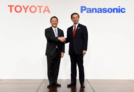 Toyota-baas Akio Toyoda schudt de hand van Panasonic-voorman Kazuhiro Tsuga.