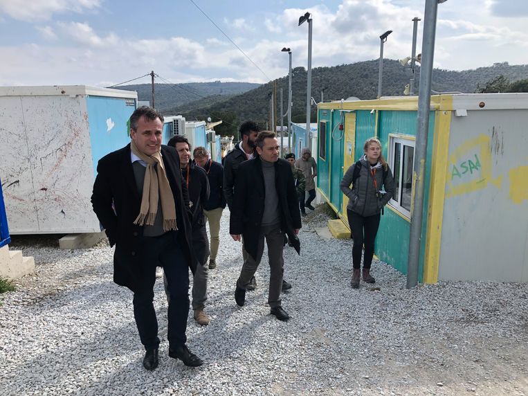 Staatssecretaris Harbers en zijn gevolg deze week op Lesbos. Beeld Thijs Kettenis