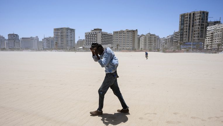 Het strand bij Tanger. Een kwart tot eenderde van de nieuwbouw in de Marokkaanse hoofdstad wordt met crimineel geld gefinancierd. Beeld Foto Nick Hannes