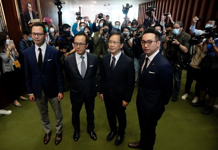 China dwong vorige maand het ontslag van vier leden van het Hongkongse parlement af. Uiterst links; Dennis Kwok.  Beeld Vincent Yu/AP