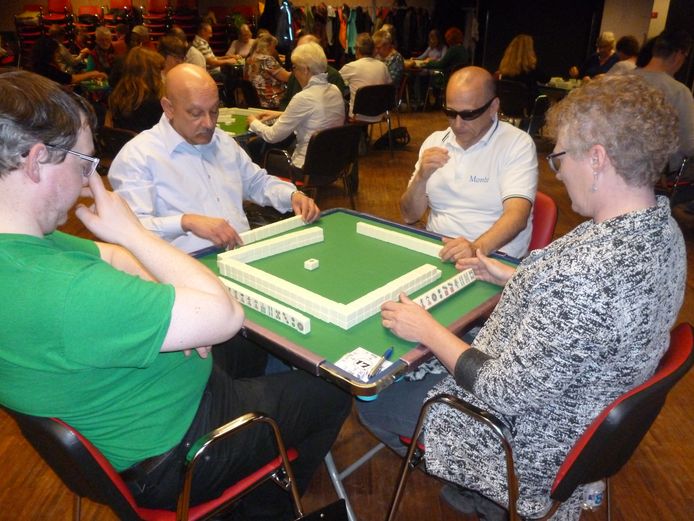 Aan 22 tafels speelden de 88 deelnemers hun internationale mahjongtoernooi in Berghem
