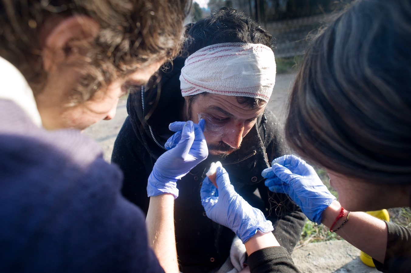 Twee Spaanse verpleegkundigen helpen gewonde migranten die door de Kroatische politie mishandeld zouden zijn en de grens over teruggezet zijn naar Bosnië.