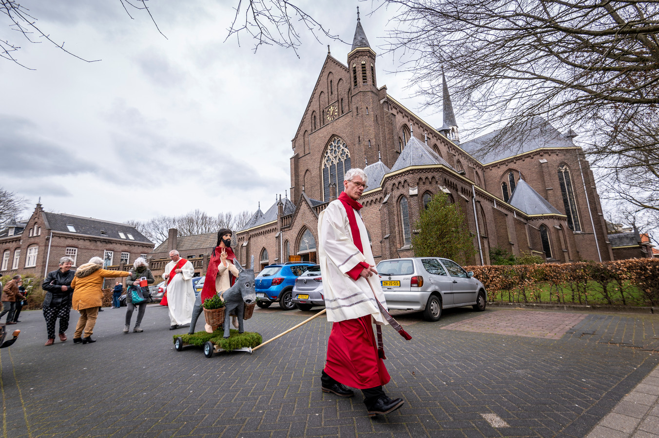 Bij de Heilig Hartkerk vertrekt de nieuwe pastoor zondagmiddag samen met een ezel aan een lange voettocht naar Lith om paastakken uit te delen.