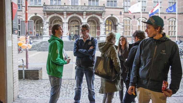 Lijsttrekker Daan van Dijk (links) van Calimero op campagne voor de universiteitsraadsverkiezingen van de Rijksuniversiteit Groningen. Beeld Harry Cock