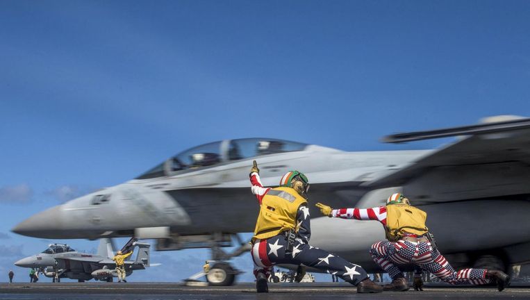 Het signaal wordt afgegeven voor de lancering van een F-18. Beeld US Navy