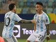 Lautaro Martinez (rechts) en Lionel Messi vieren het tweede doelpunt tegen Ecuador.