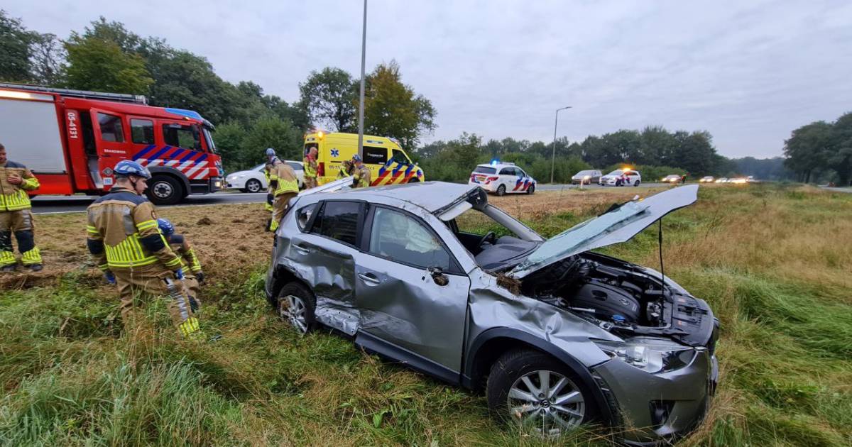 Auto slaat meerdere malen over de kop bij aanrijding op Oostweg in Enschede, bestuurder naar ziekenhuis #Enschede.