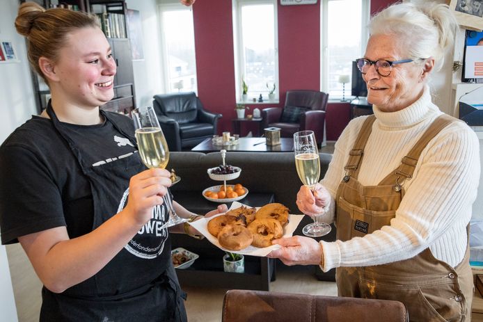 Mieke van den Berg met haar kleindochter Lenka Venis. Ze heeft appelflappen gebakken voor oud en nieuw.
