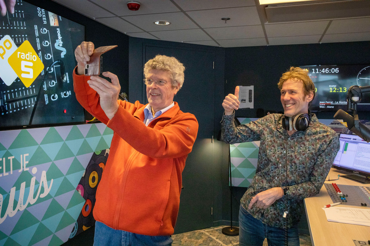  Hans Schiffers, en oud-presentator Jan Steeman in de studio van Radio 5.  Beeld Werry Cronew