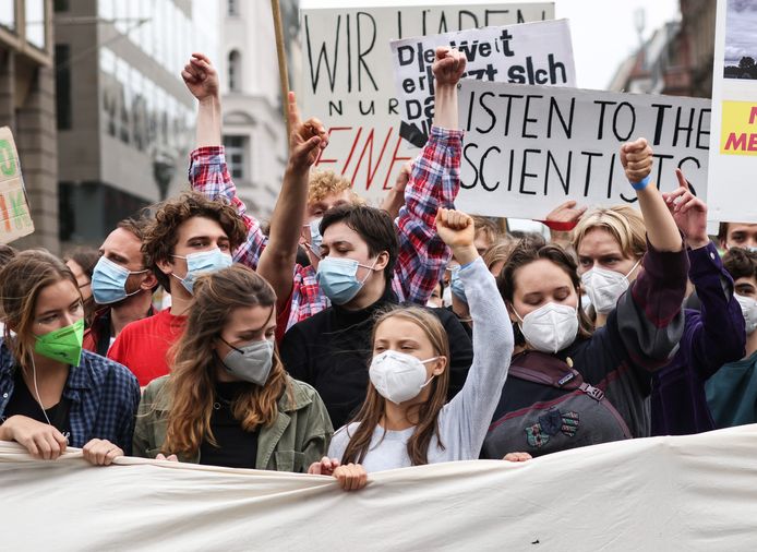La militante suédoise pour le climat Greta Thunberg (en blanc) et la militante allemande pour le climat Luisa Neubauer (veste kaki) assistent à la journée mondiale d'action pour le climat Fridays For Future à Berlin, en Allemagne, le 24 septembre 2021.