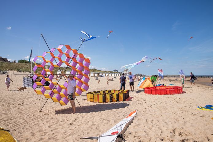 Peter Gaulhofer heeft zijn ‘bijennesten’ meegenomen naar Cadzand-Bad. Hij ontwierp en bouwde de vliegers.