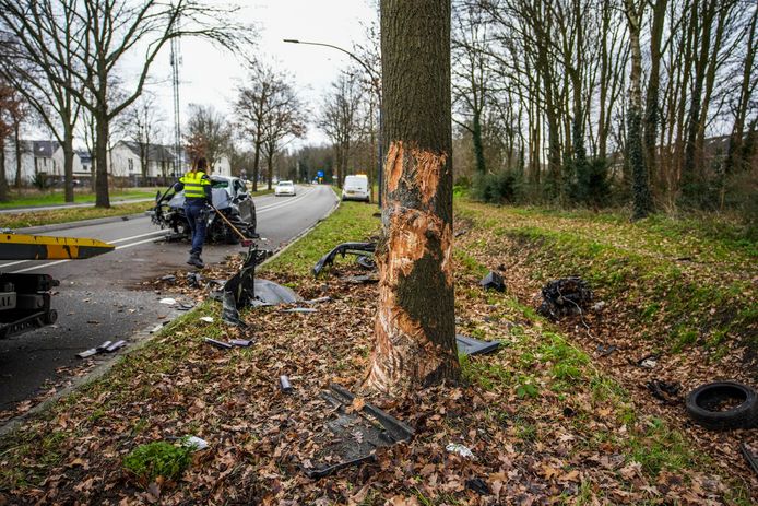 De schade op de Europalaan in Nuenen is aanzienlijk.