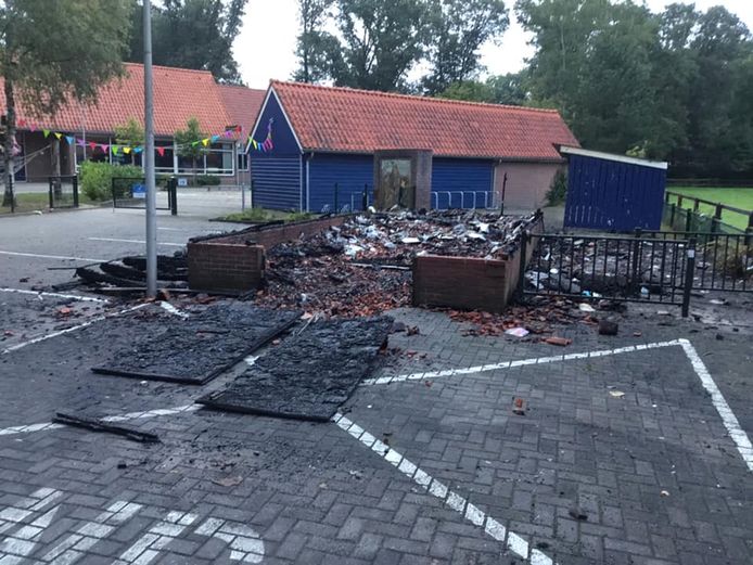 Van de opslagloods voor oud papier bleef door de brand niks over.