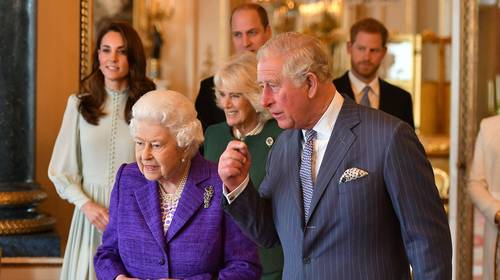 Wie trekt er aan de touwtjes in Buckingham Palace?