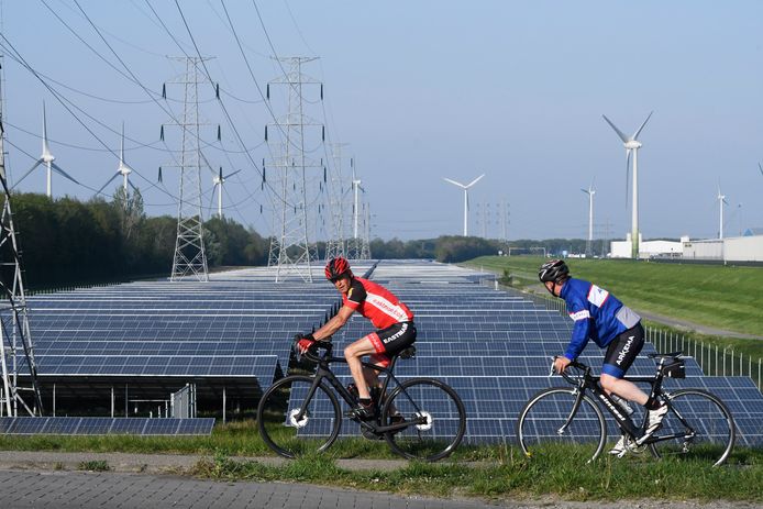 Borsele heeft als meterkast van Nederland al te maken met genoeg landschaps-aantastende elementen. Daarom wil de gemeente er geen zonneparken meer op agrarische gronden bij hebben.