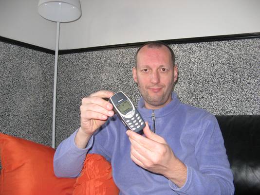 Raimond op de foto met zijn Nokia.