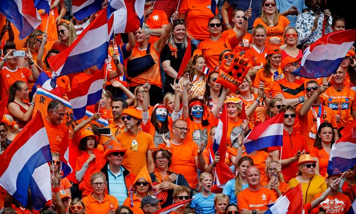 Oranjefans steunen de Nederlandse vrouwen tijdens het WK in Frankrijk.