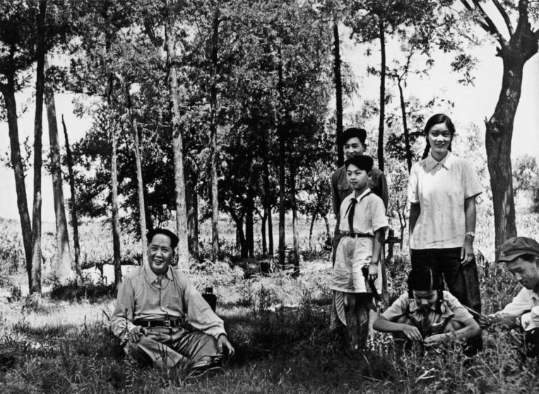 Mao met Jonge Pioniers, de communistische jeugdorganisatie in de velden net buiten Andingmen, de noordelijke stadspoort van Peking, 1953. Beeld Lü Houmin/China Photo Press/Getty Images