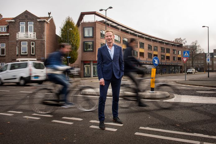 Paul van de Coevering, lector aan de Breda University, verbaast zich er onder andere over dat autoverkeer in Breda kris kras door het centrum kan komen, zoals bij de Oude Vest.
