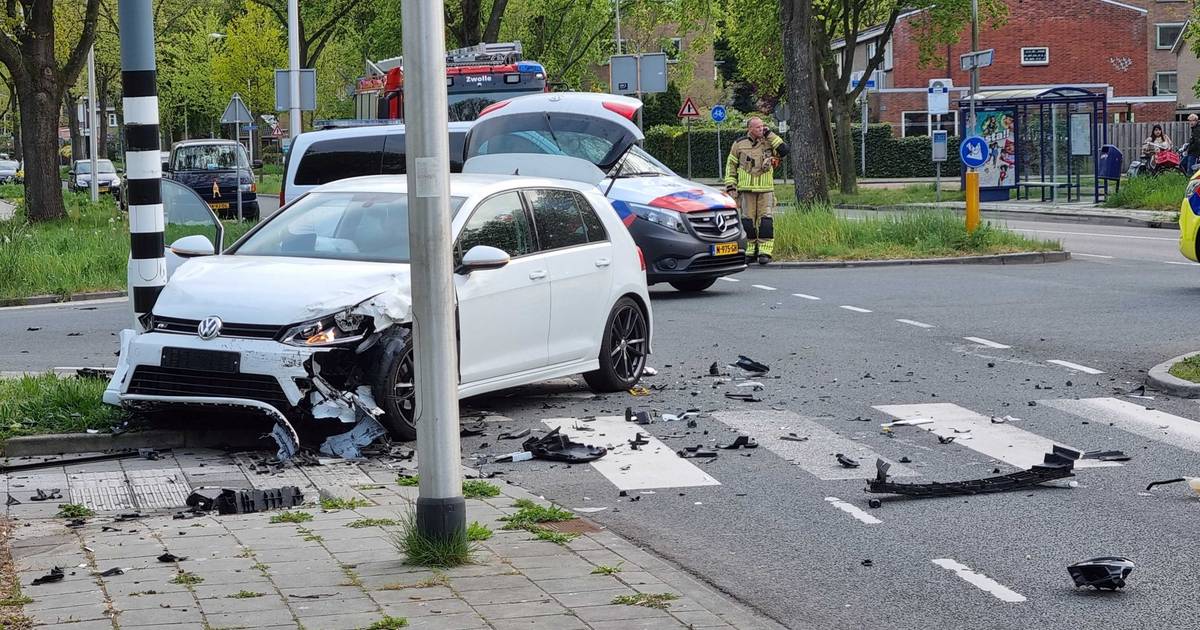 Ravage op Meppelerstraatweg in Zwolle door aanrijding tussen twee auto’s.