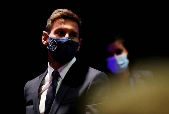 Lionel Messi arriveert bij de persconferentie.