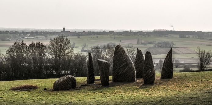 De picknick vindt plaats in de buurt van het kunstwerk ‘Les Ancètres-the Ancestors’.