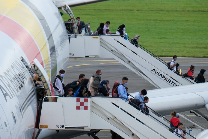 Un avion charter Airbus A340 d'Air Belgium transportant des personnes évacuées d'Afghanistan, à l'aéroport militaire de Melsbroek, jeudi 26 août 2021