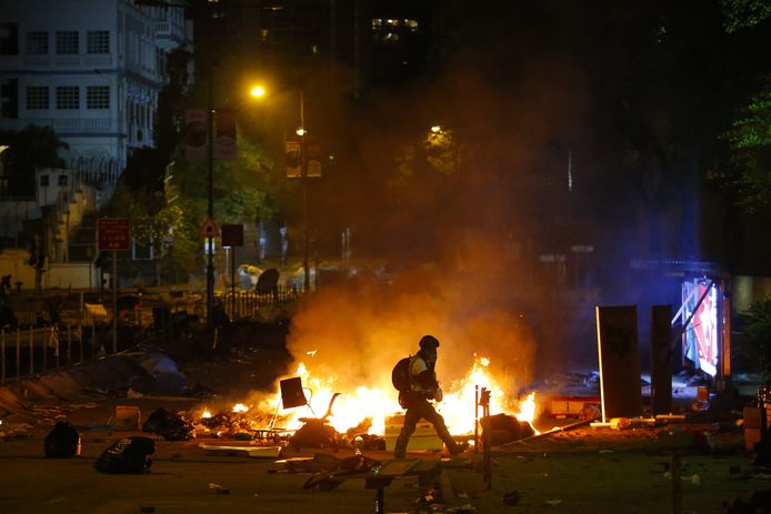 Het is al weken onrustig in Hong Kong waarbij de protesten een steeds grimmiger karakter krijgen.