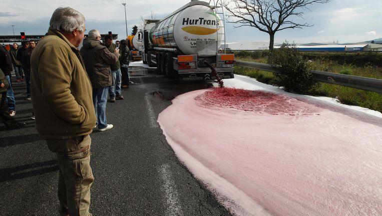 Franse wijnmakers kijken toe hoe de Spaanse truck leegloopt Beeld afp