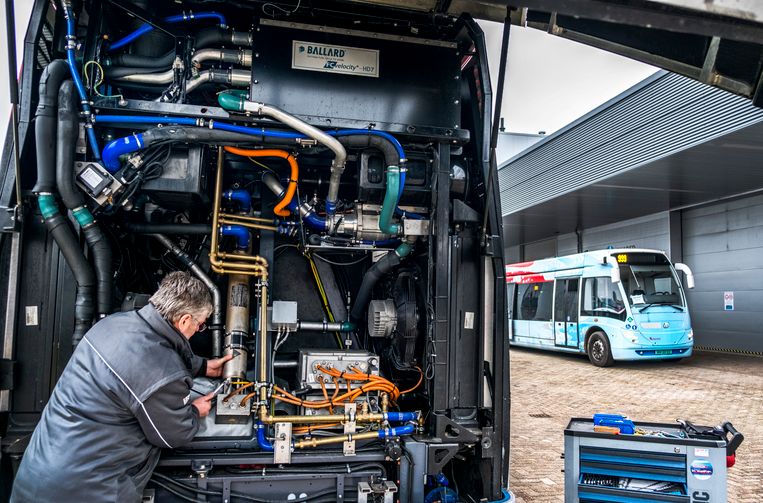 Er rijden al bussen op waterstof. Bij VDL in Helmond is er een in onderhoud. Beeld Raymond Rutting / de Volkskrant