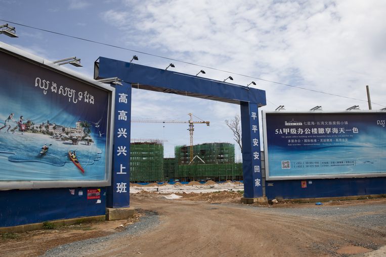 De door de Amerikanen gewantrouwde aanleg van het Dara Sakor Seashore Resort in Cambodja, met onder meer een haven en een vliegveld. Beeld Bloomberg via Getty Images