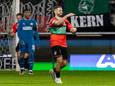 NEC-middenvelder Oussama Tannane vraagt om een wissel, nadat hij geblesseerd is geraakt bij zijn tweede doelpunt tegen PSV.