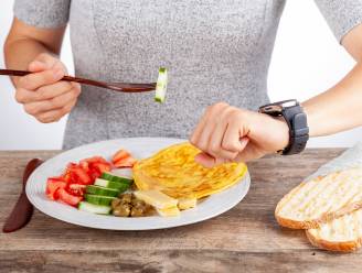 Zestien uur per dag niets eten, of twee dagen per week héél weinig: hoe (on)gezond is intermittent fasting?