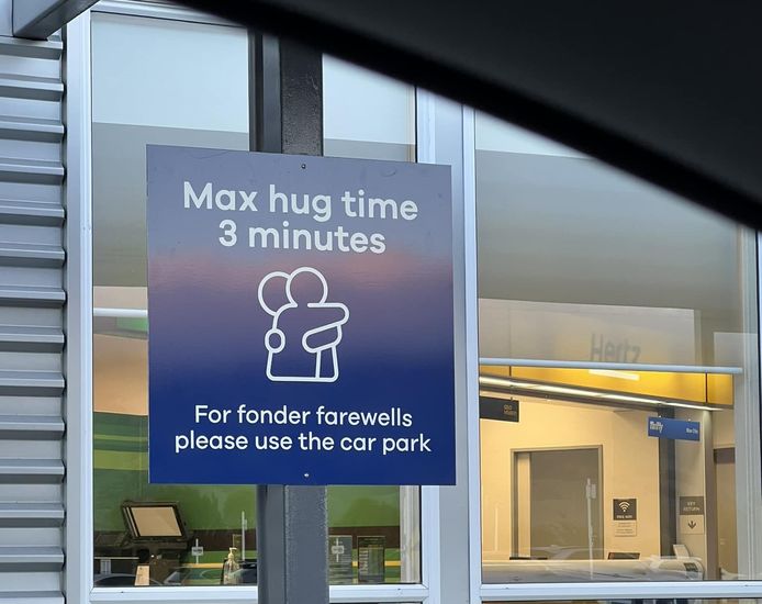 Afscheidsknuffel voor de vlucht? Op deze luchthaven mag die maximaal 3