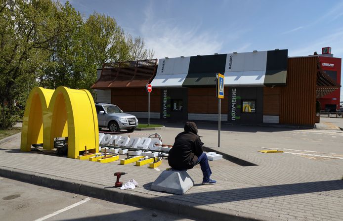 De restaurants van McDonald's in Rusland zijn verkocht aan een Siberische uitbater. Hij zal de huidige locaties uitbaten onder een andere merknaam.