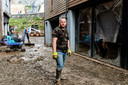 Frédéric Dossin devant son chalet détruit, qui venait d'être terminé. "Certaines des chaises étaient encore sous plastique”.