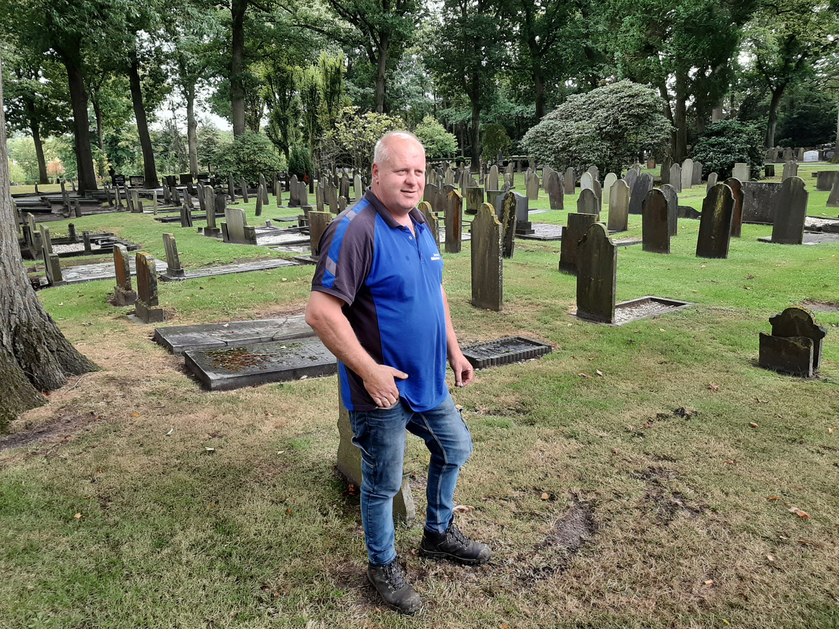 Beheerder Ronald Meenderink van de begraafplaats aan de Ninaberlaan in Hellendoorn ziet erop toe dat het herbegraven van de stoffelijke resten met veel respect en uiterst zorgvuldig gebeurt.
