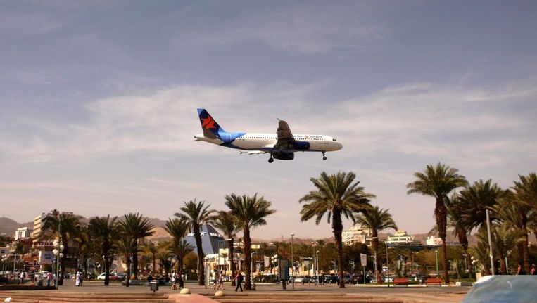 Een vliegtuig maakt zich klaar voor de landing op het vliegveld bij Eilat. Beeld afp