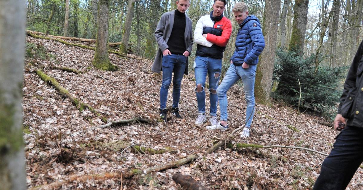Voetballers vinden brisantgranaat in bos bij Heveadorp
