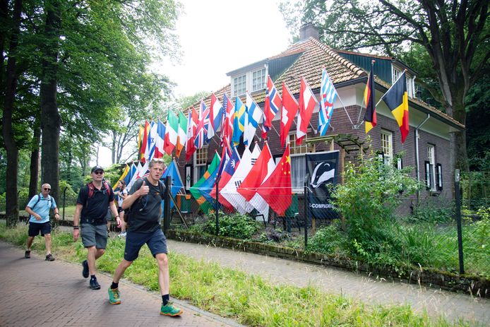 Alternatieve Vierdaagselopers komen voorbij het vlaggenhuis op de Oude Kleefsebaan.