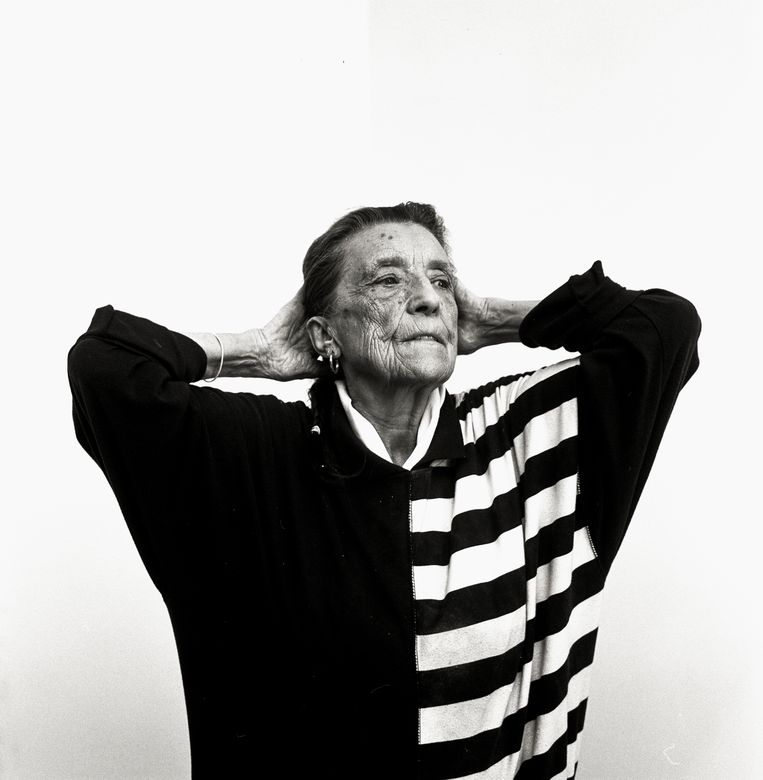 Louise Bourgeois (1911-2010) was de grande dame van de beeldhouwkunst. Sculpturen van deze Frans-Amerikaanse kunstenares, onder andere haar metershoge spin, staan tot en met 3 november in de gratis toegankelijke Rijksmuseumtuinen, 
‘de groene buitenzaal’ van het museum. Beeld Koos Breukel