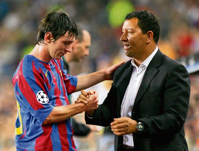 Ook Lionel Messi (links) kon zijn eerste wedstrijd in de Champions League niet winnen. (rechts Henk ten Cate)