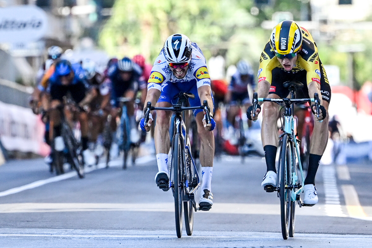 De sprint tussen Alaphilippe (links) en Van Aert (rechts) in de straten van Sanremo. Beeld BELGA