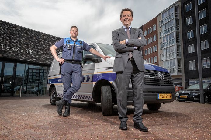 Burgemeester Michel Bezuijen en handhaver Wim Klapwijk.