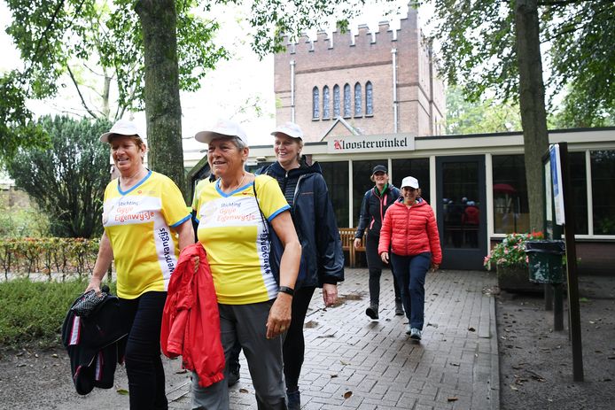 De wandelaars van het team Gijsje Eigenwijsje passeren het klooster van abdij Koningsoord.