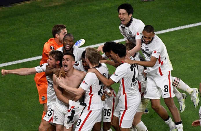 Crazy joy at Eintracht Frankfurt after the penalty series won against Rangers.