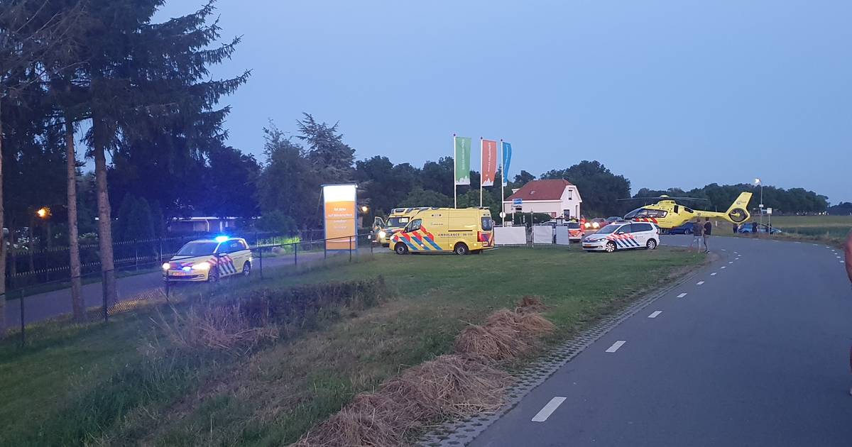 Scooteraar raakt verkeersdrempel en vliegt over de kop in Terwolde: traumahelikopter opgeroepen - De